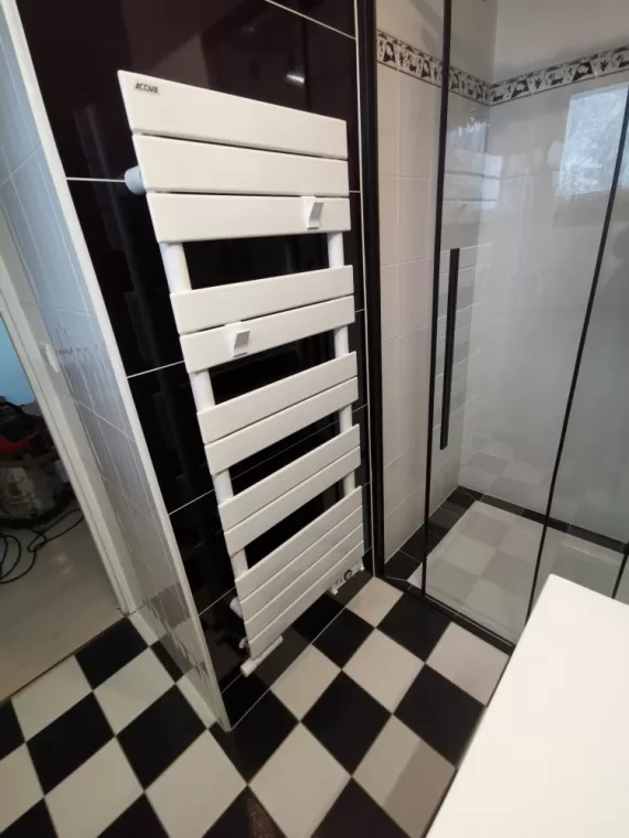 Pose et installation de sèche-serviette dans une salle de bain à Groisy, Aix-les-Bains, Mellerin Mickael
