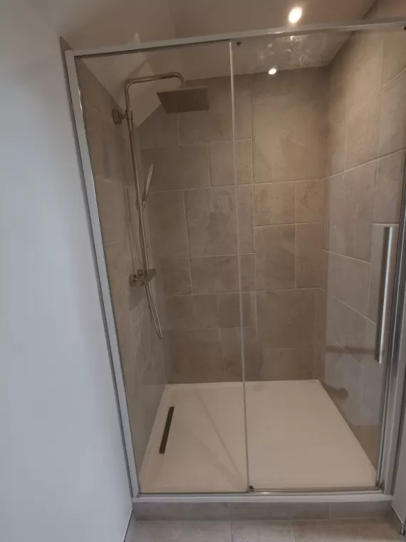 Installation d'un ensemble robinetterie de douche et d'une paroi coulissante sur la commune de sillingy par votre plombier chauffagiste Mellerin Mickaël , Aix-les-Bains, Mellerin Mickaël